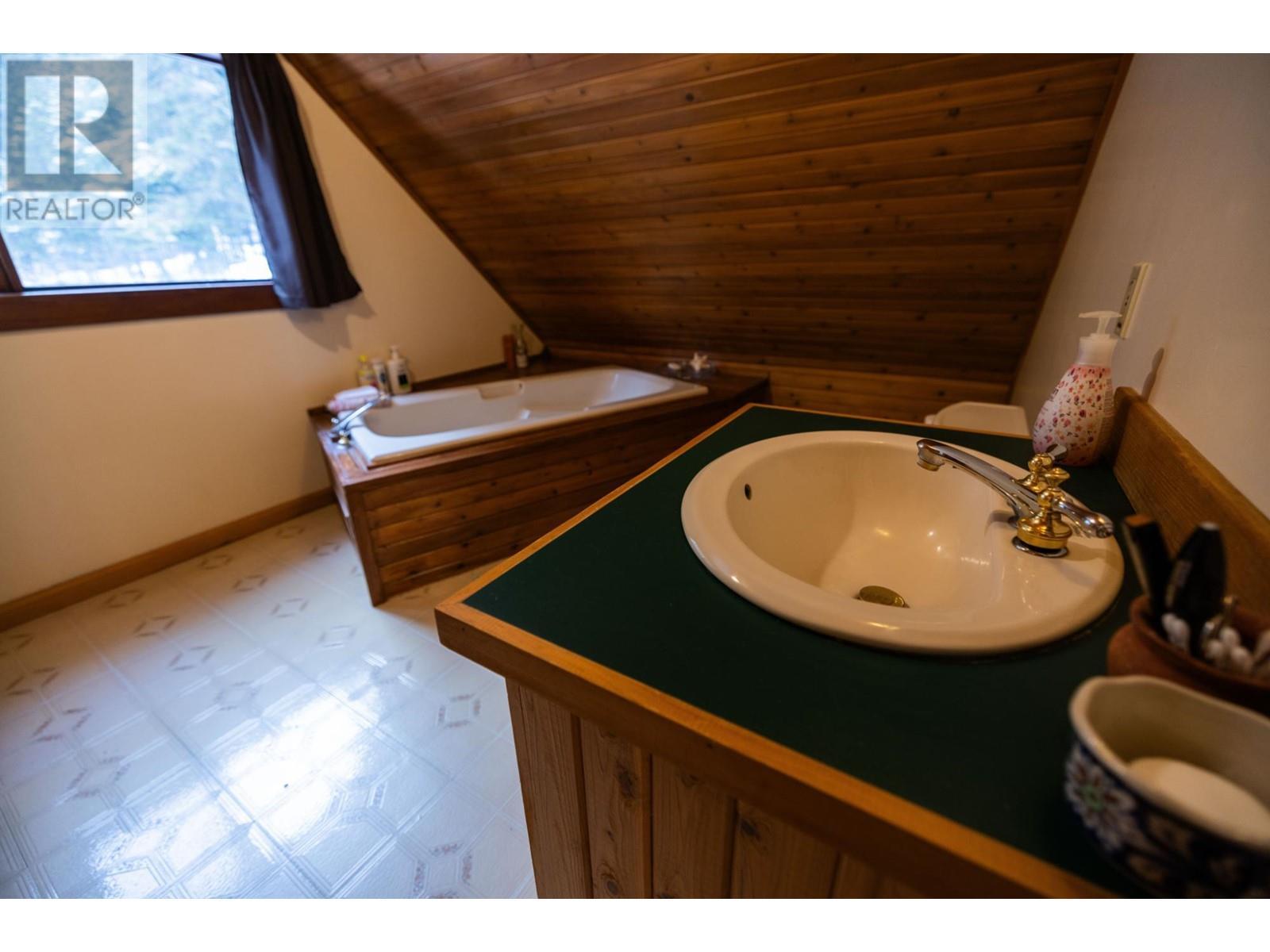 6225 Porto Rico Ymir Road, Ymir, BC - Indoor Photo Showing Bathroom