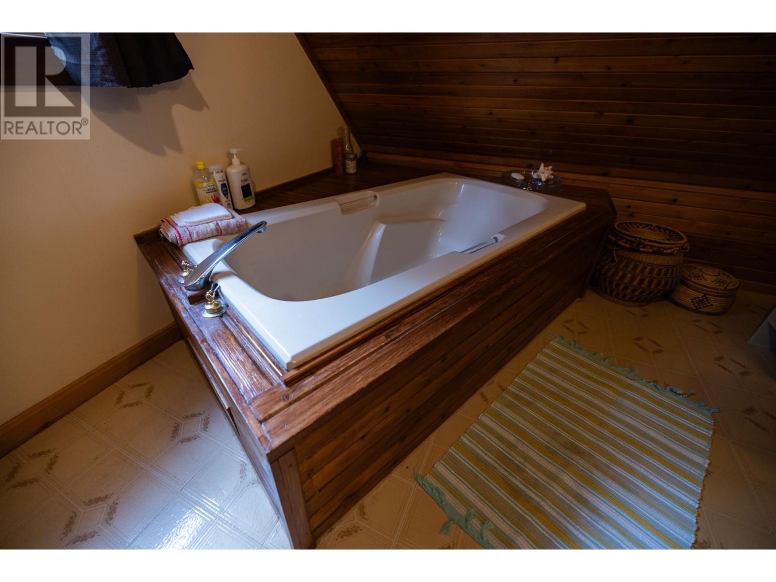 6225 Porto Rico Ymir Road, Ymir, BC - Indoor Photo Showing Bathroom