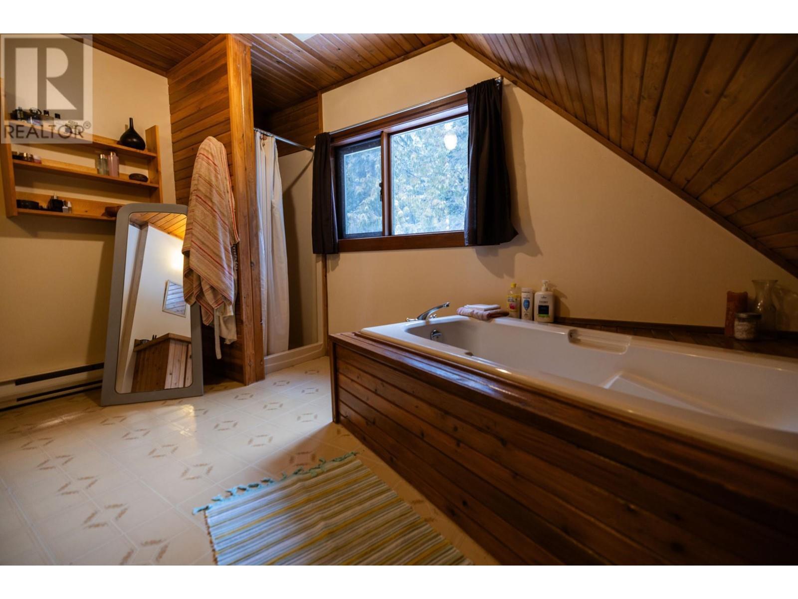 6225 Porto Rico Ymir Road, Ymir, BC - Indoor