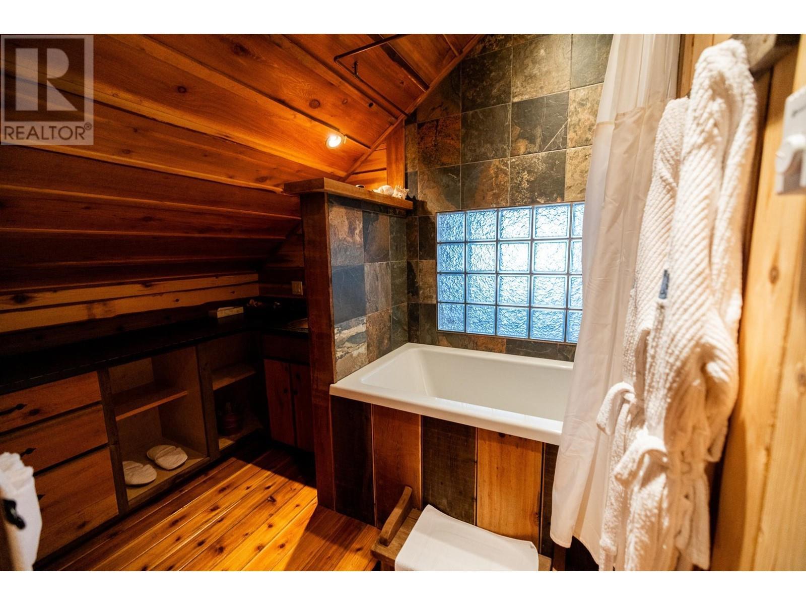 6225 Porto Rico Ymir Road, Ymir, BC - Indoor Photo Showing Other Room