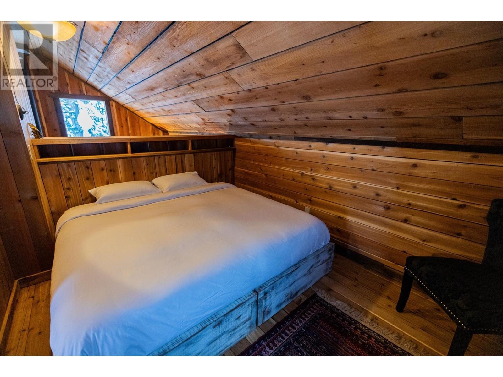 6225 Porto Rico Ymir Road, Ymir, BC - Indoor Photo Showing Bedroom