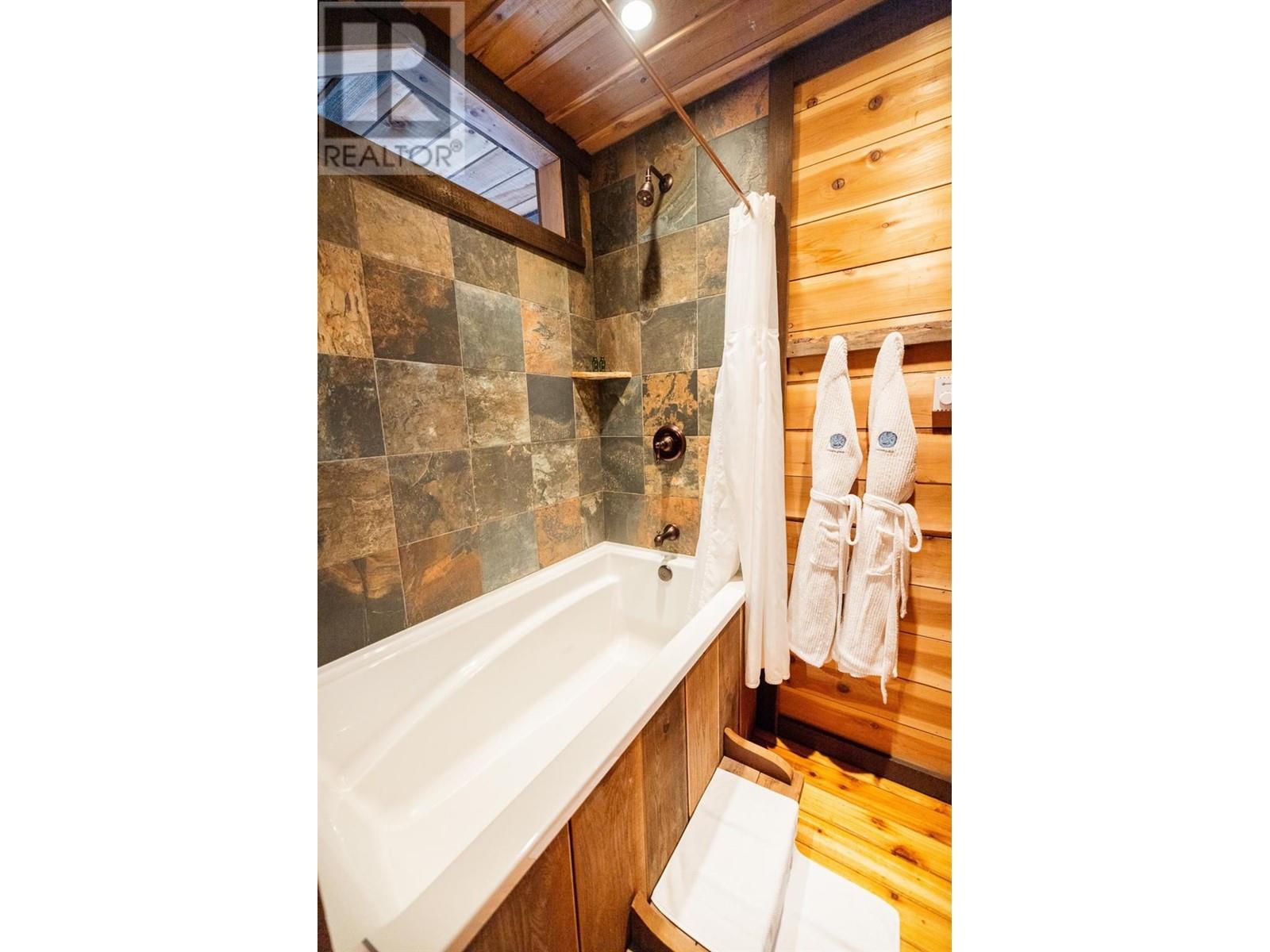 6225 Porto Rico Ymir Road, Ymir, BC - Indoor Photo Showing Bathroom