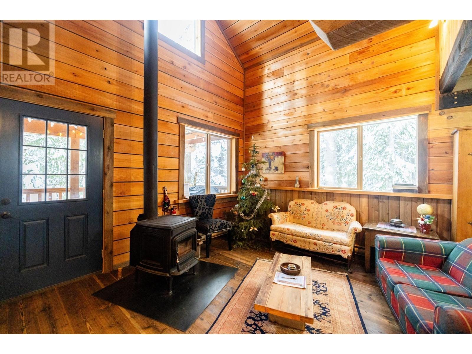 6225 Porto Rico Ymir Road, Ymir, BC - Indoor Photo Showing Living Room