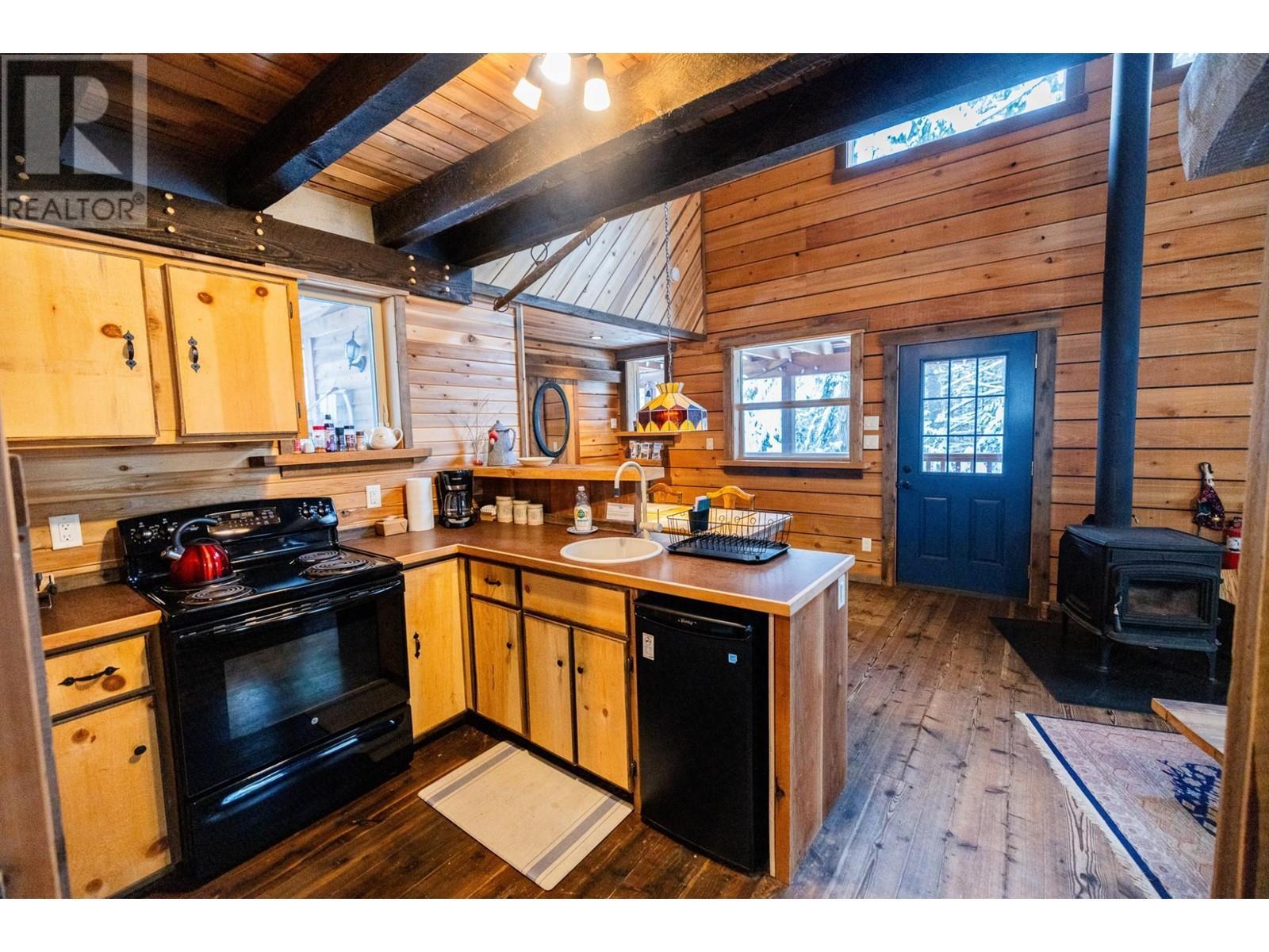 6225 Porto Rico Ymir Road, Ymir, BC - Indoor Photo Showing Kitchen