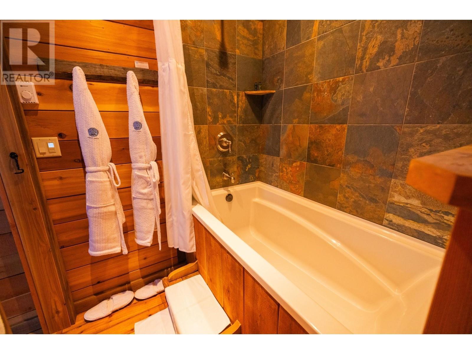 6225 Porto Rico Ymir Road, Ymir, BC - Indoor Photo Showing Bathroom