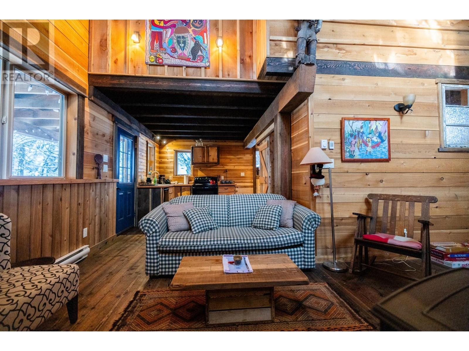 6225 Porto Rico Ymir Road, Ymir, BC - Indoor Photo Showing Living Room