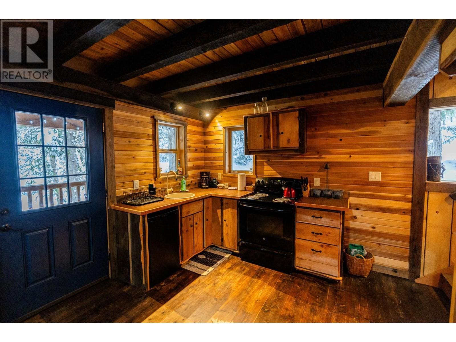 6225 Porto Rico Ymir Road, Ymir, BC - Indoor