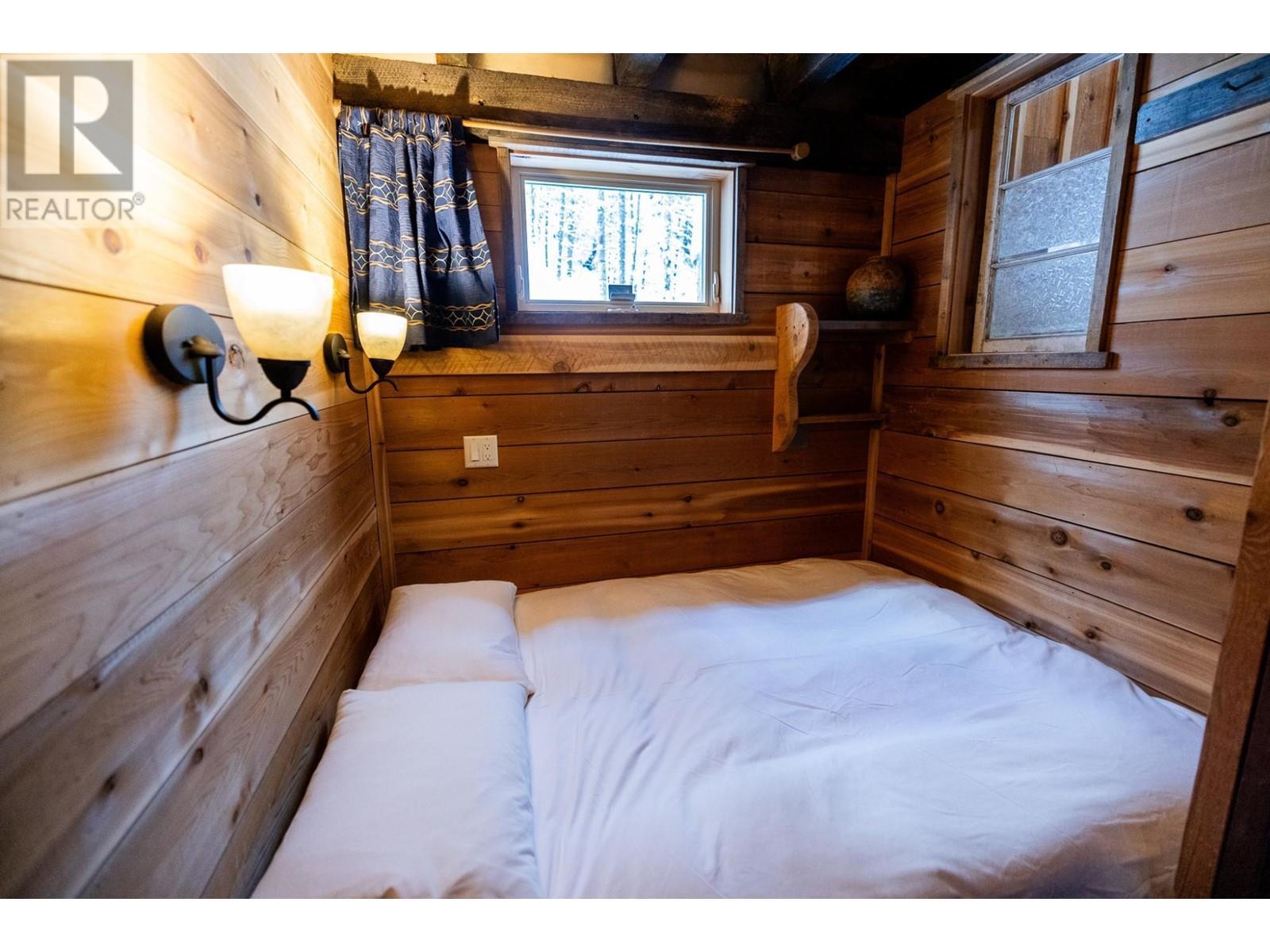 6225 Porto Rico Ymir Road, Ymir, BC - Indoor Photo Showing Bedroom