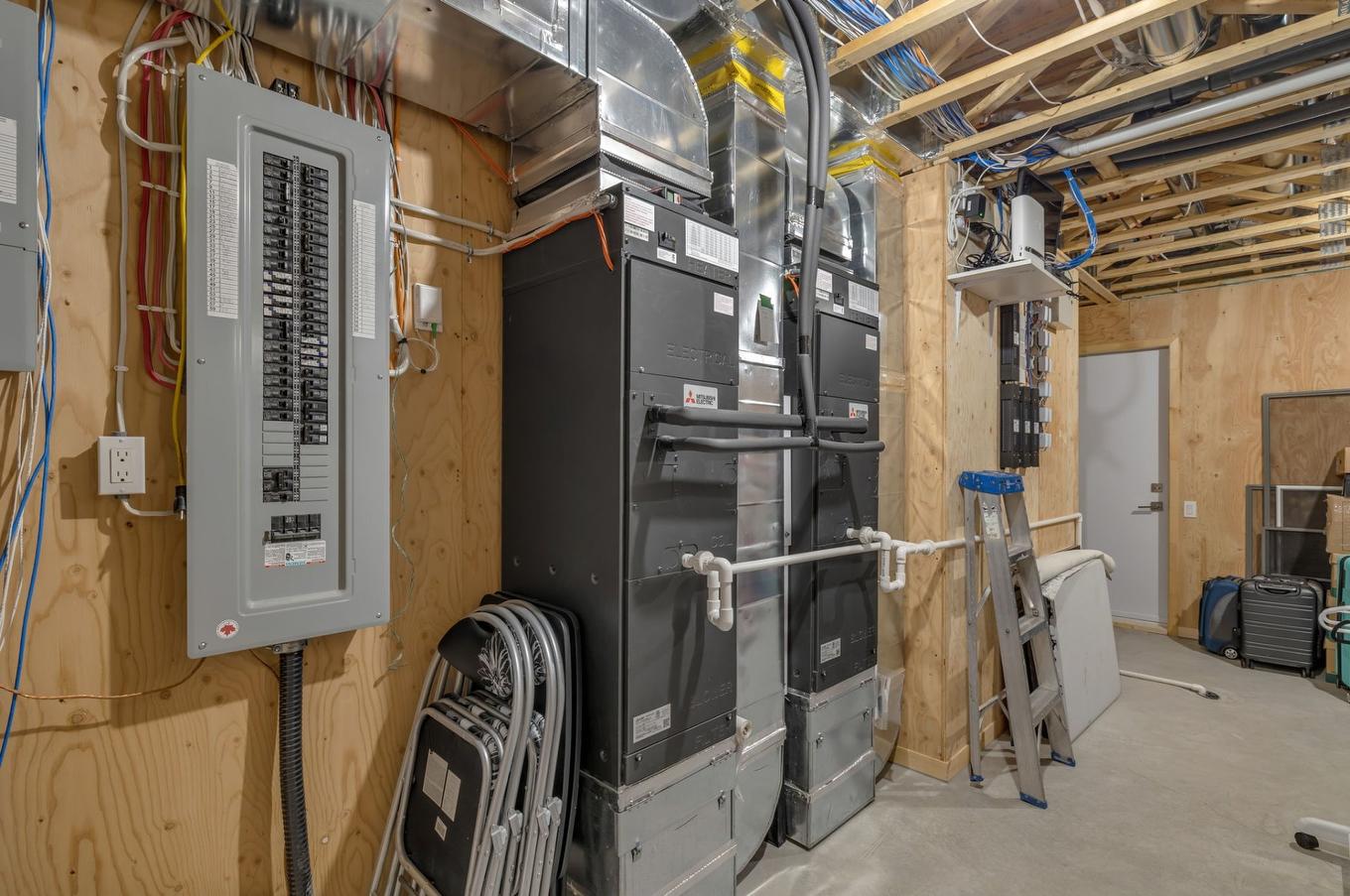 Storage - 6305 Rue Malouin, Québec (Charlesbourg), QC - Indoor Photo Showing Basement