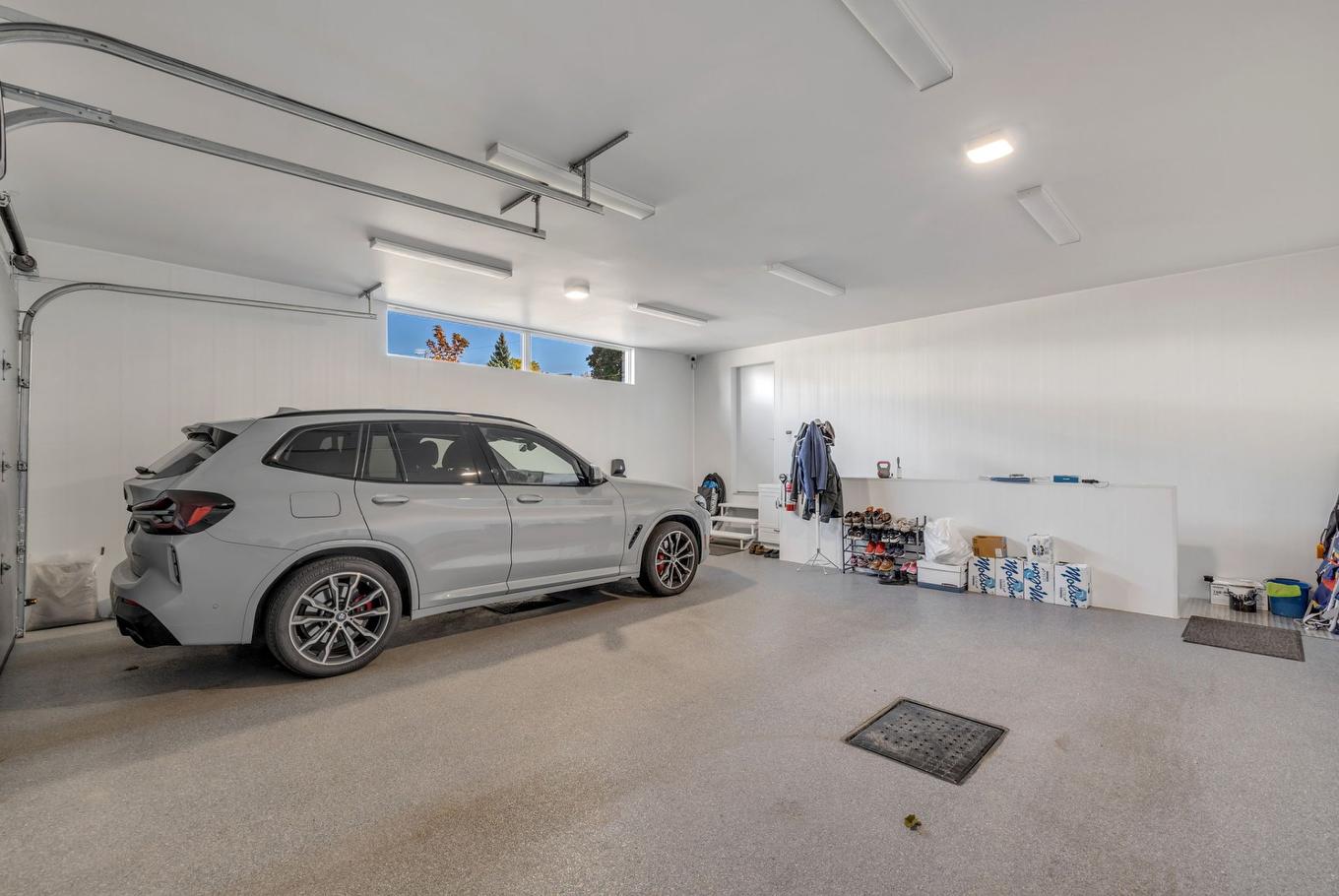 Garage - 6305 Rue Malouin, Québec (Charlesbourg), QC - Indoor Photo Showing Garage