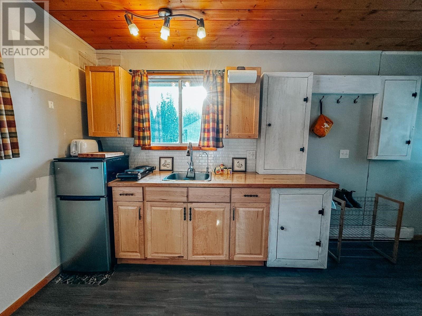 7594 Beazely Road, Deka Lake / Sulphurous / Hathaway Lakes, BC