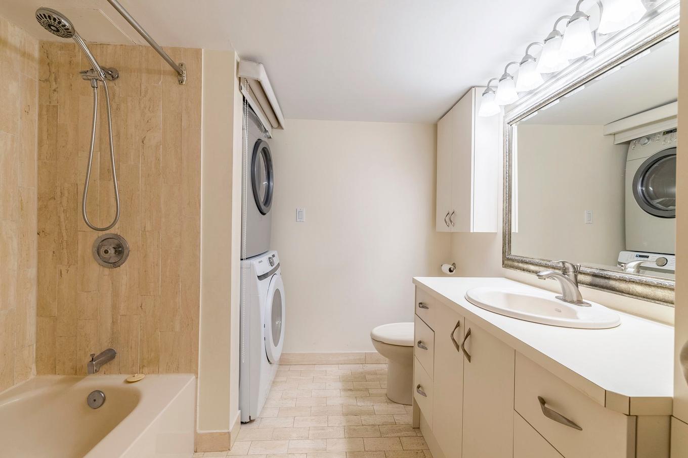 Bathroom - 501-3455 Rue Drummond, Montréal (Ville-Marie), QC - Indoor Photo Showing Laundry Room