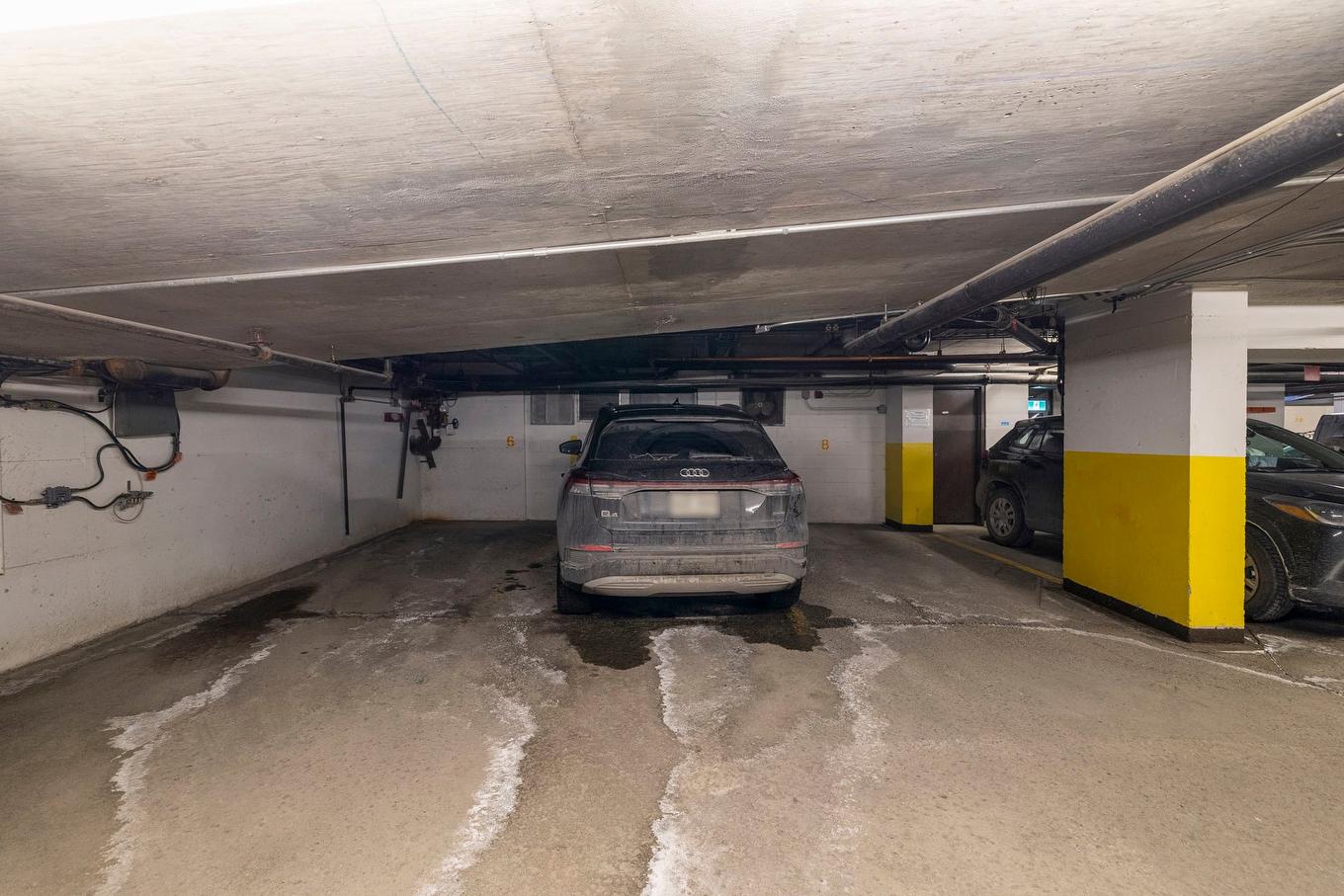 Garage - 501-3455 Rue Drummond, Montréal (Ville-Marie), QC - Indoor Photo Showing Garage