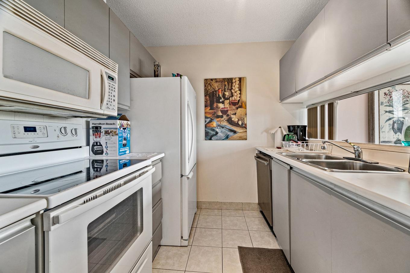 Kitchen - 507-10150 Av. Du Bois-De-Boulogne, Montréal (Ahuntsic-Cartierville), QC - Indoor Photo Showing Kitchen With Double Sink