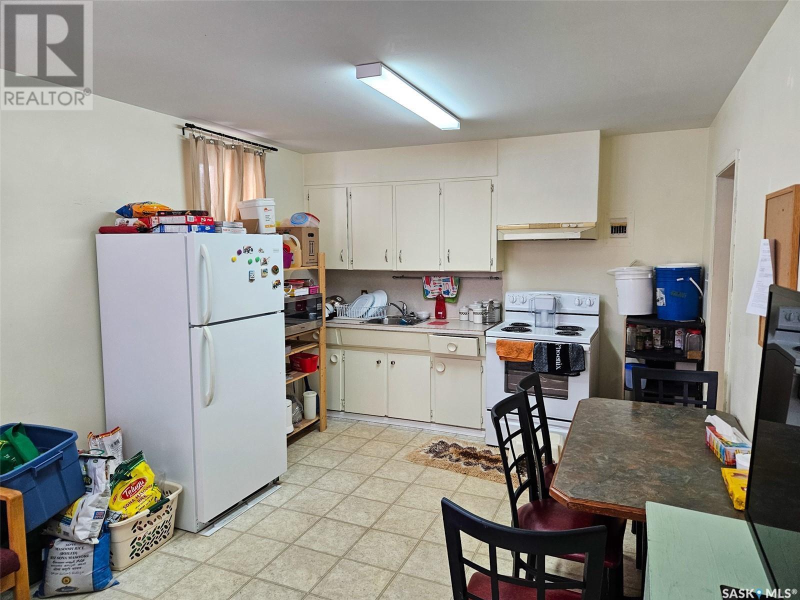 3 4Th Avenue Se, Swift Current, SK - Indoor Photo Showing Kitchen