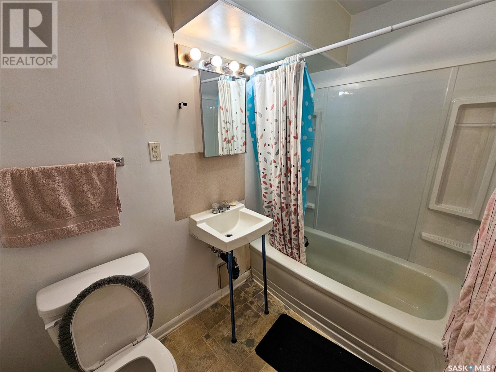 3 4Th Avenue Se, Swift Current, SK - Indoor Photo Showing Bathroom