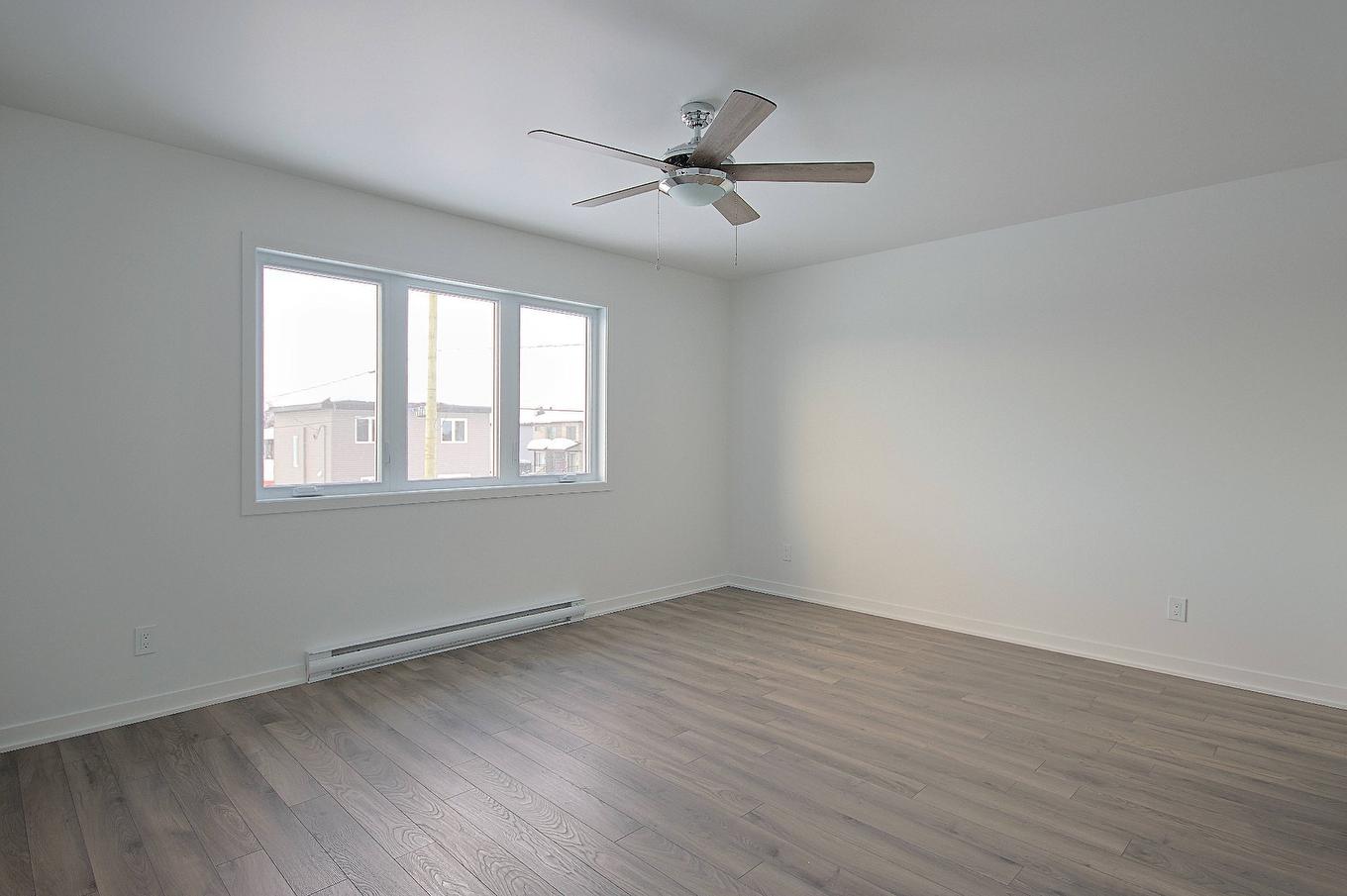 Master bedroom - Rue Pierre-Dionne, Salaberry-De-Valleyfield, QC - Indoor Photo Showing Other Room