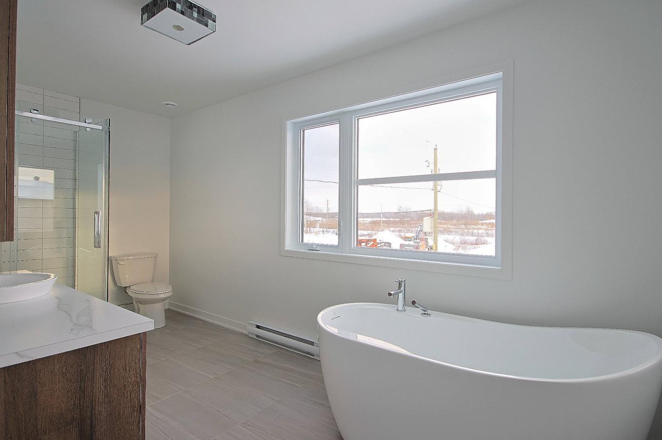 Bathroom - Rue Pierre-Dionne, Salaberry-De-Valleyfield, QC - Indoor Photo Showing Bathroom