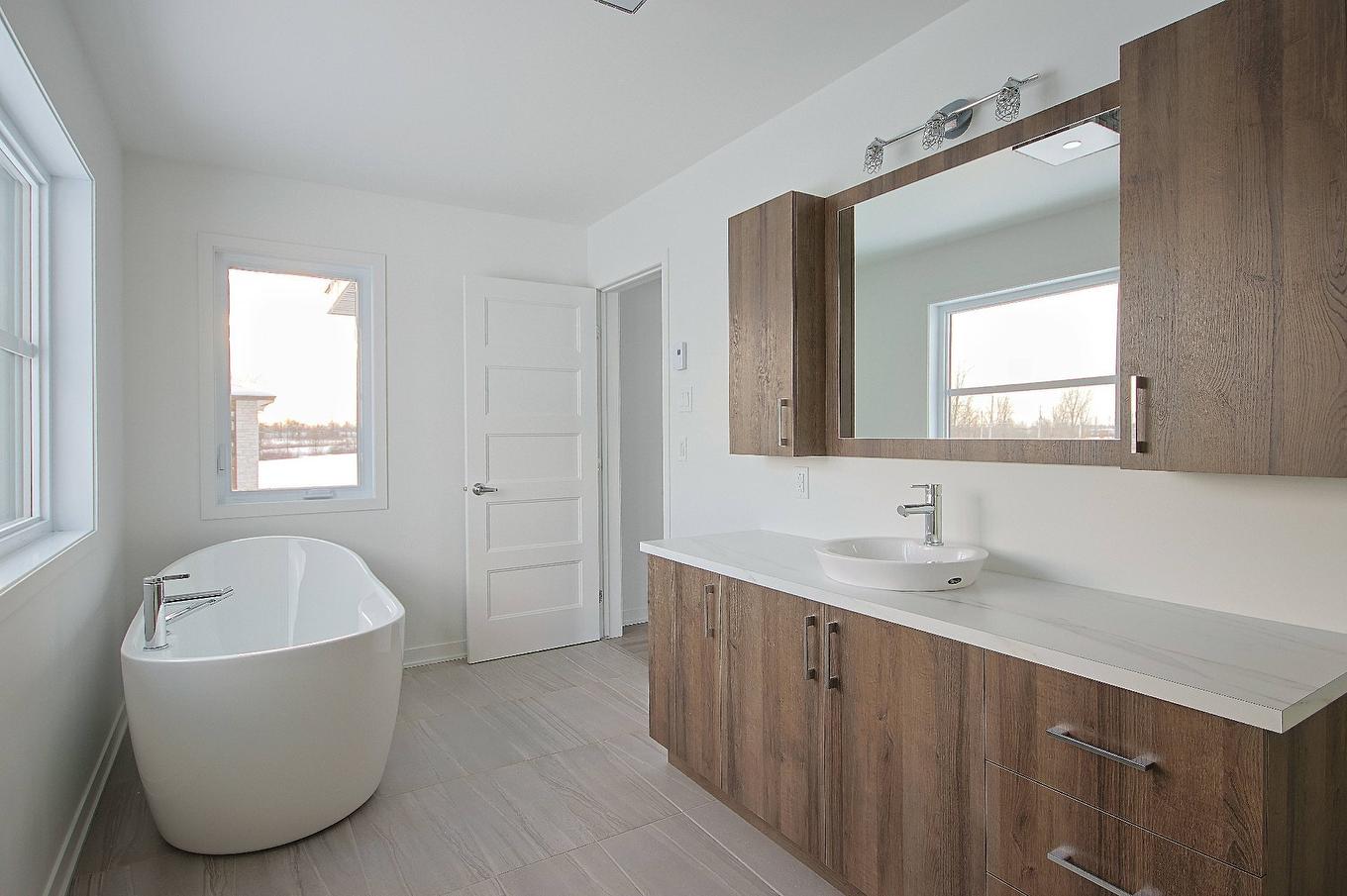 Bathroom - Rue Pierre-Dionne, Salaberry-De-Valleyfield, QC - Indoor Photo Showing Bathroom