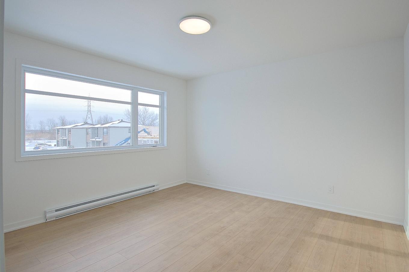 Master bedroom - Rue Pierre-Dionne, Salaberry-De-Valleyfield, QC - Indoor Photo Showing Other Room