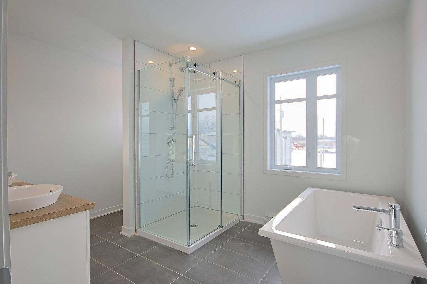 Bathroom - Rue Pierre-Dionne, Salaberry-De-Valleyfield, QC - Indoor Photo Showing Bathroom