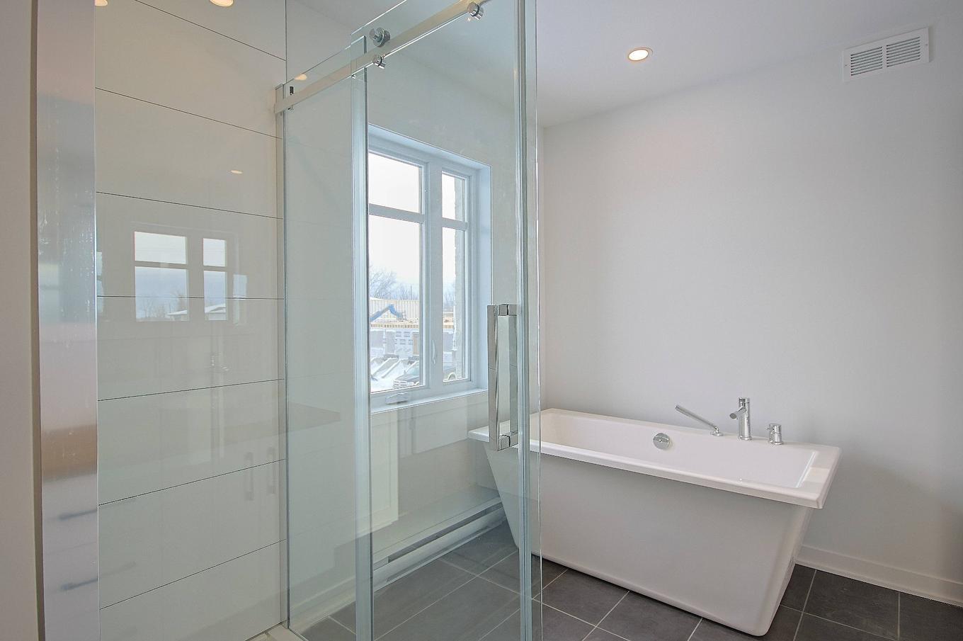 Bathroom - Rue Pierre-Dionne, Salaberry-De-Valleyfield, QC - Indoor Photo Showing Bathroom