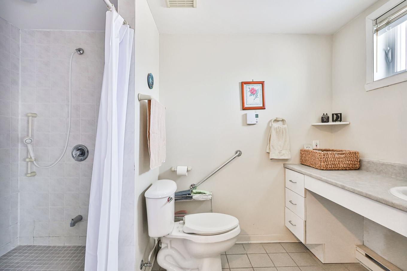 Ensuite bathroom - 1860 Rue Favreau, Laval (Chomedey), QC - Indoor Photo Showing Bathroom