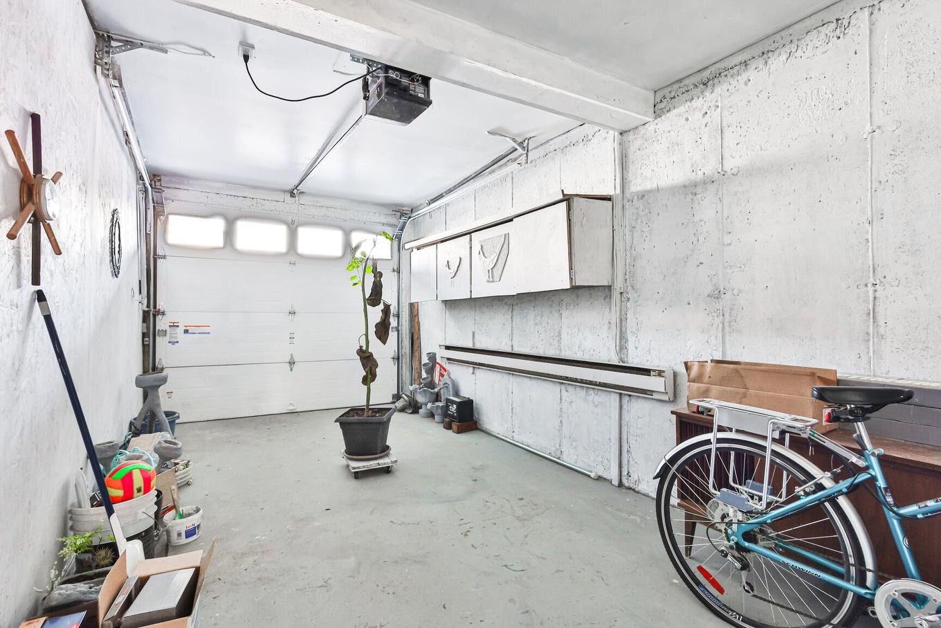 Garage - 1860 Rue Favreau, Laval (Chomedey), QC - Indoor Photo Showing Garage