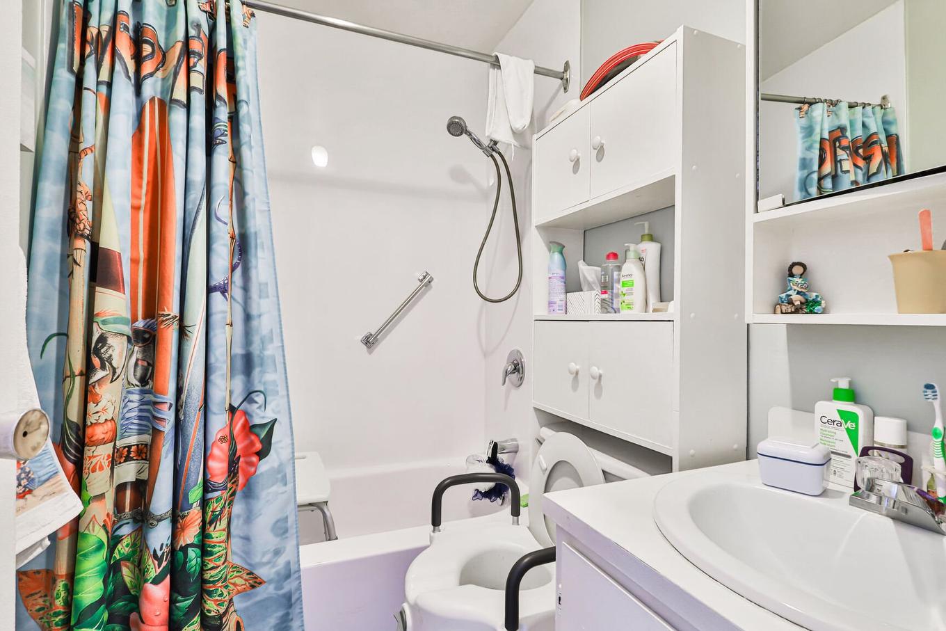 Dwelling - 1860 Rue Favreau, Laval (Chomedey), QC - Indoor Photo Showing Bathroom