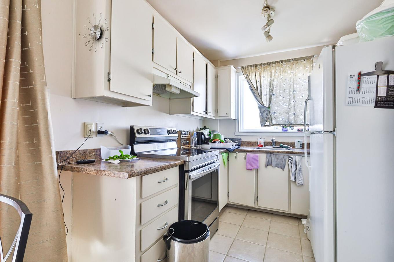 Dwelling - 1860 Rue Favreau, Laval (Chomedey), QC - Indoor Photo Showing Kitchen
