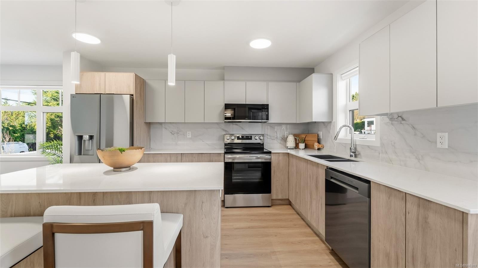 4-203-4201 Tyndall Ave, Saanich, BC