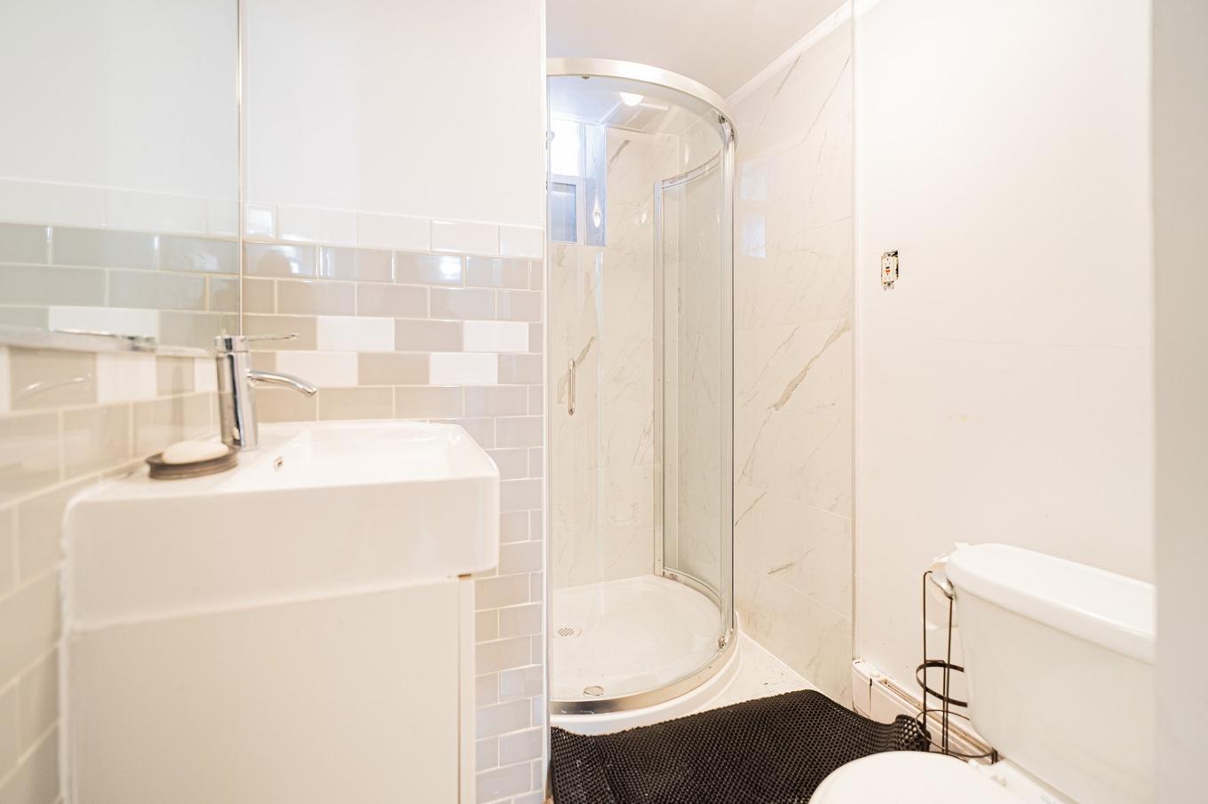 Bathroom - 4607 - 4609 Av. Coolbrook, Montréal (Côte-Des-Neiges/Notre-Dame-De-Grâce), QC - Indoor Photo Showing Bathroom