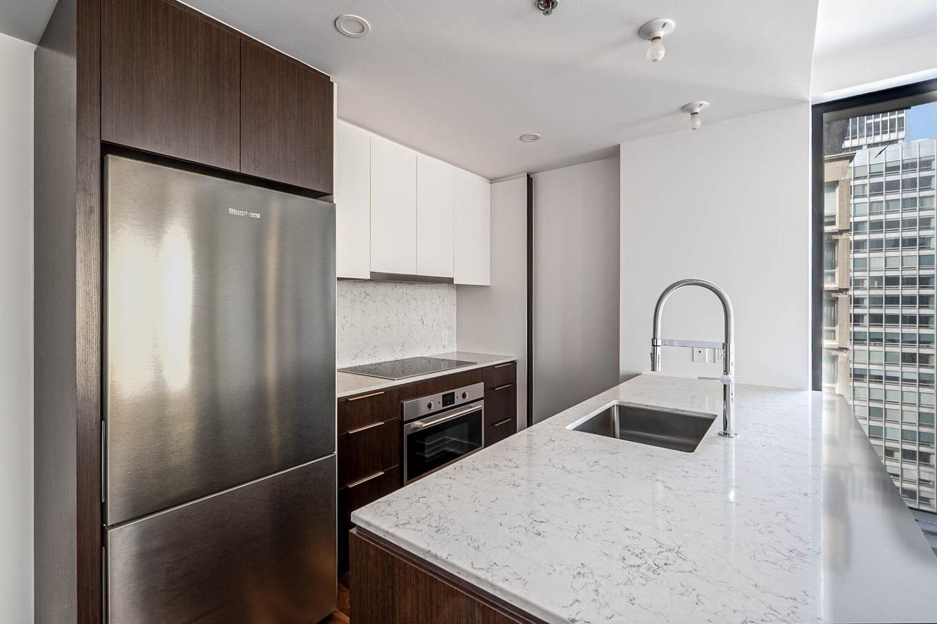Kitchen - 2013-2060 Rue Peel, Montréal (Ville-Marie), QC - Indoor Photo Showing Kitchen With Upgraded Kitchen