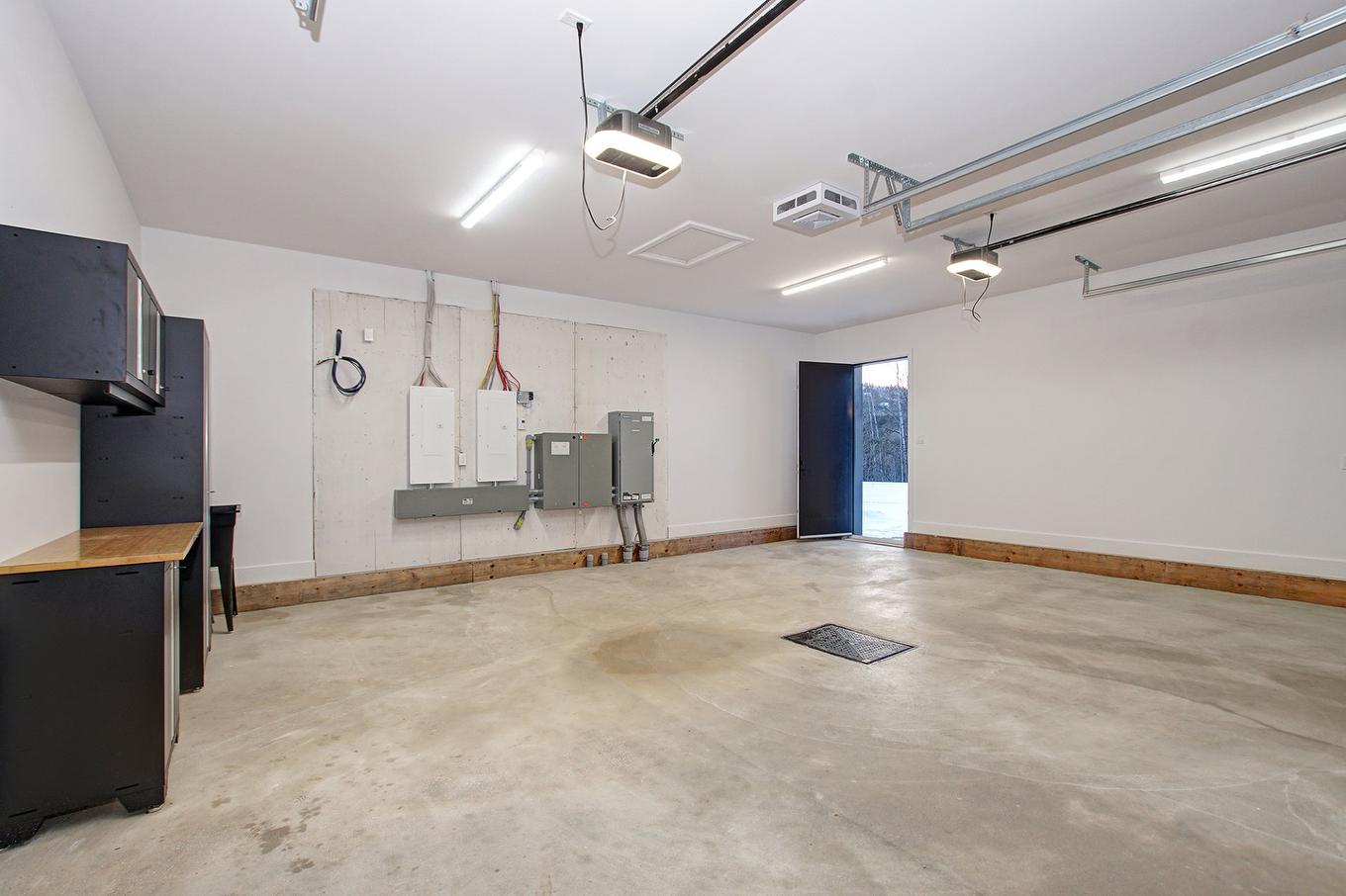 Garage - 1704 Place Des Centaurées, Piedmont, QC - Indoor Photo Showing Garage