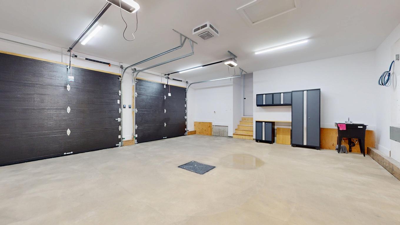 Garage - 1704 Place Des Centaurées, Piedmont, QC - Indoor Photo Showing Garage