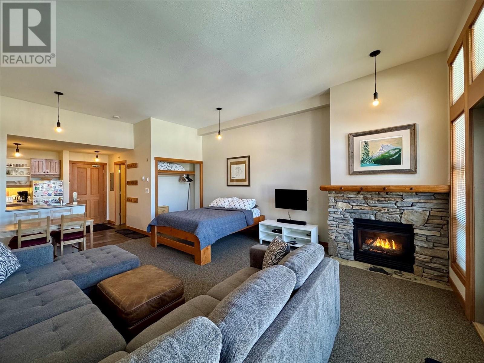 2080 Summit Drive Unit# 412, Panorama, BC - Indoor Photo Showing Living Room With Fireplace
