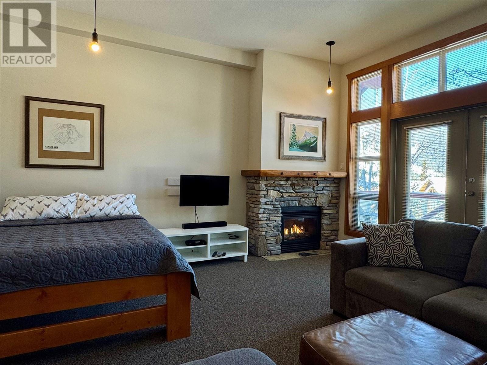 2080 Summit Drive Unit# 412, Panorama, BC - Indoor Photo Showing Living Room With Fireplace