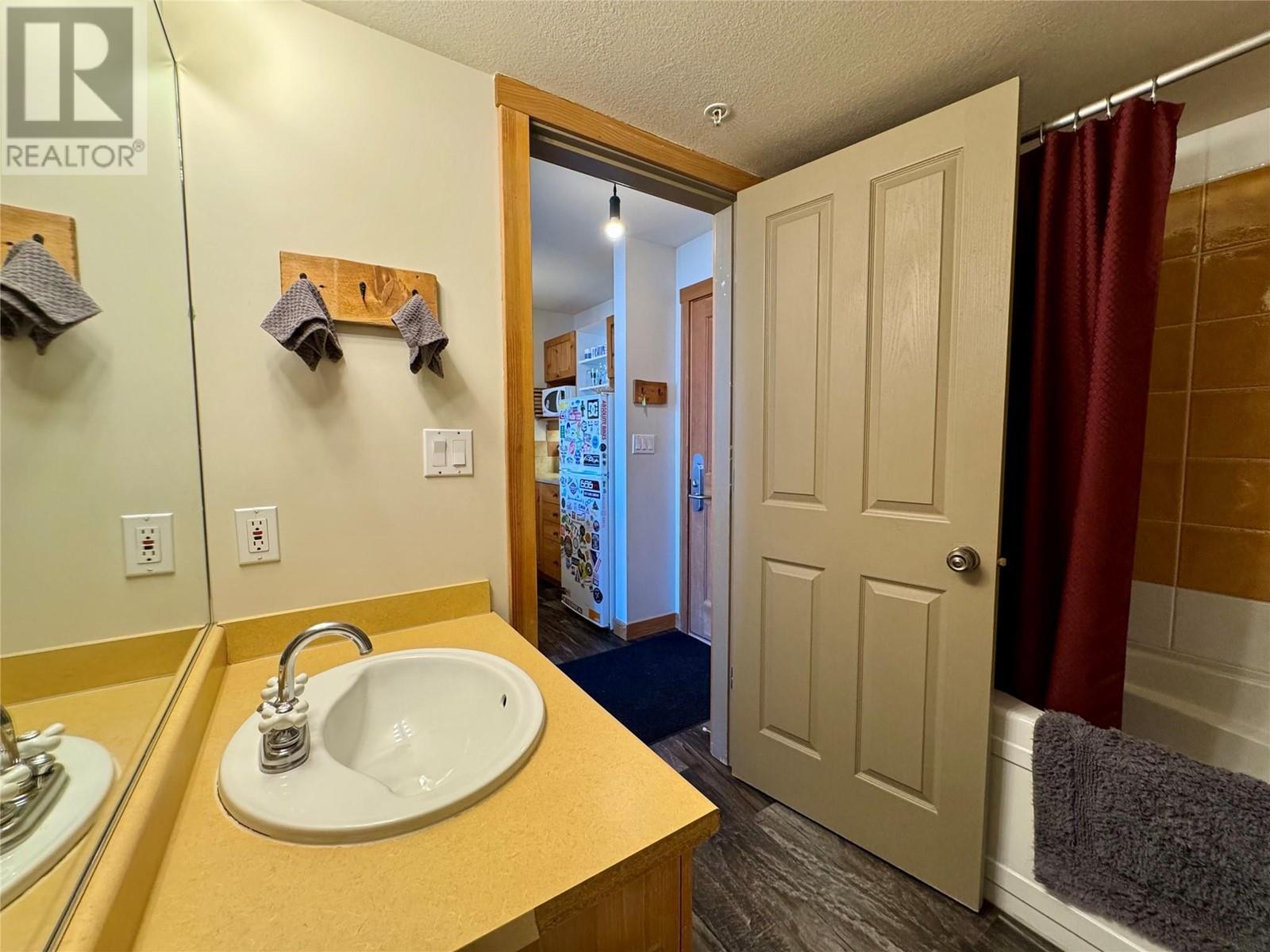 2080 Summit Drive Unit# 412, Panorama, BC - Indoor Photo Showing Bathroom