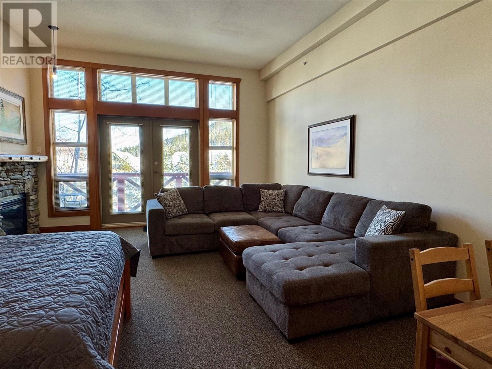 2080 Summit Drive Unit# 412, Panorama, BC - Indoor Photo Showing Living Room With Fireplace