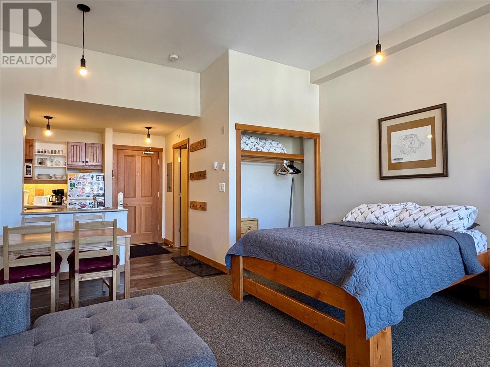 2080 Summit Drive Unit# 412, Panorama, BC - Indoor Photo Showing Bedroom