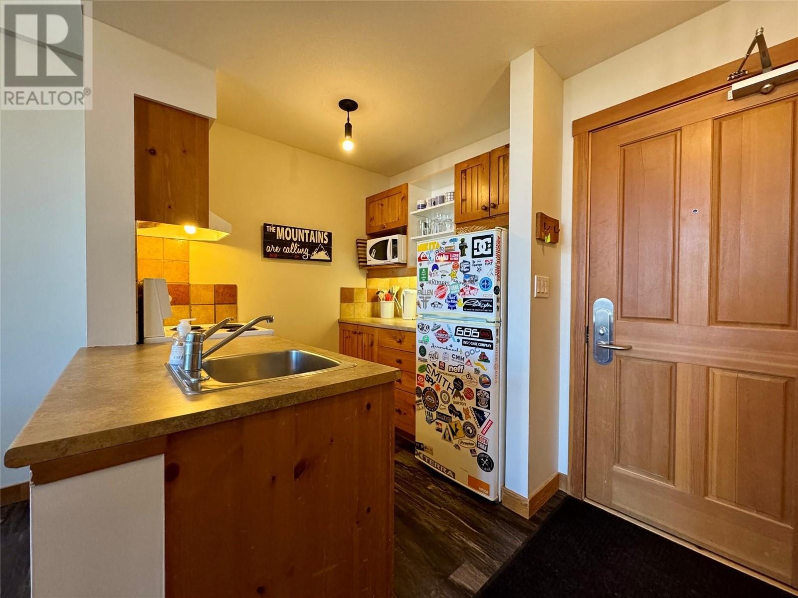 2080 Summit Drive Unit# 412, Panorama, BC - Indoor Photo Showing Kitchen