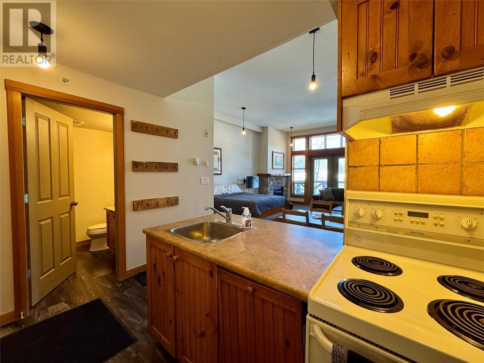 2080 Summit Drive Unit# 412, Panorama, BC - Indoor Photo Showing Kitchen