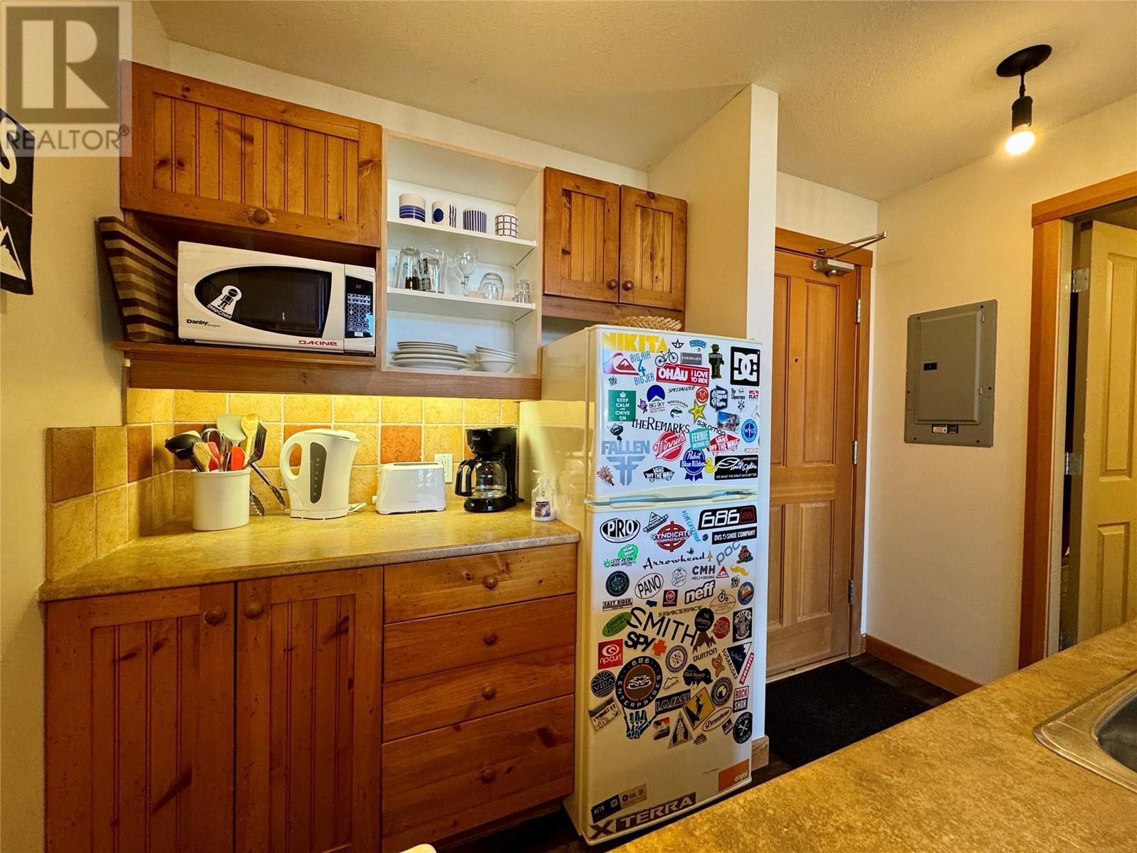 2080 Summit Drive Unit# 412, Panorama, BC - Indoor Photo Showing Kitchen