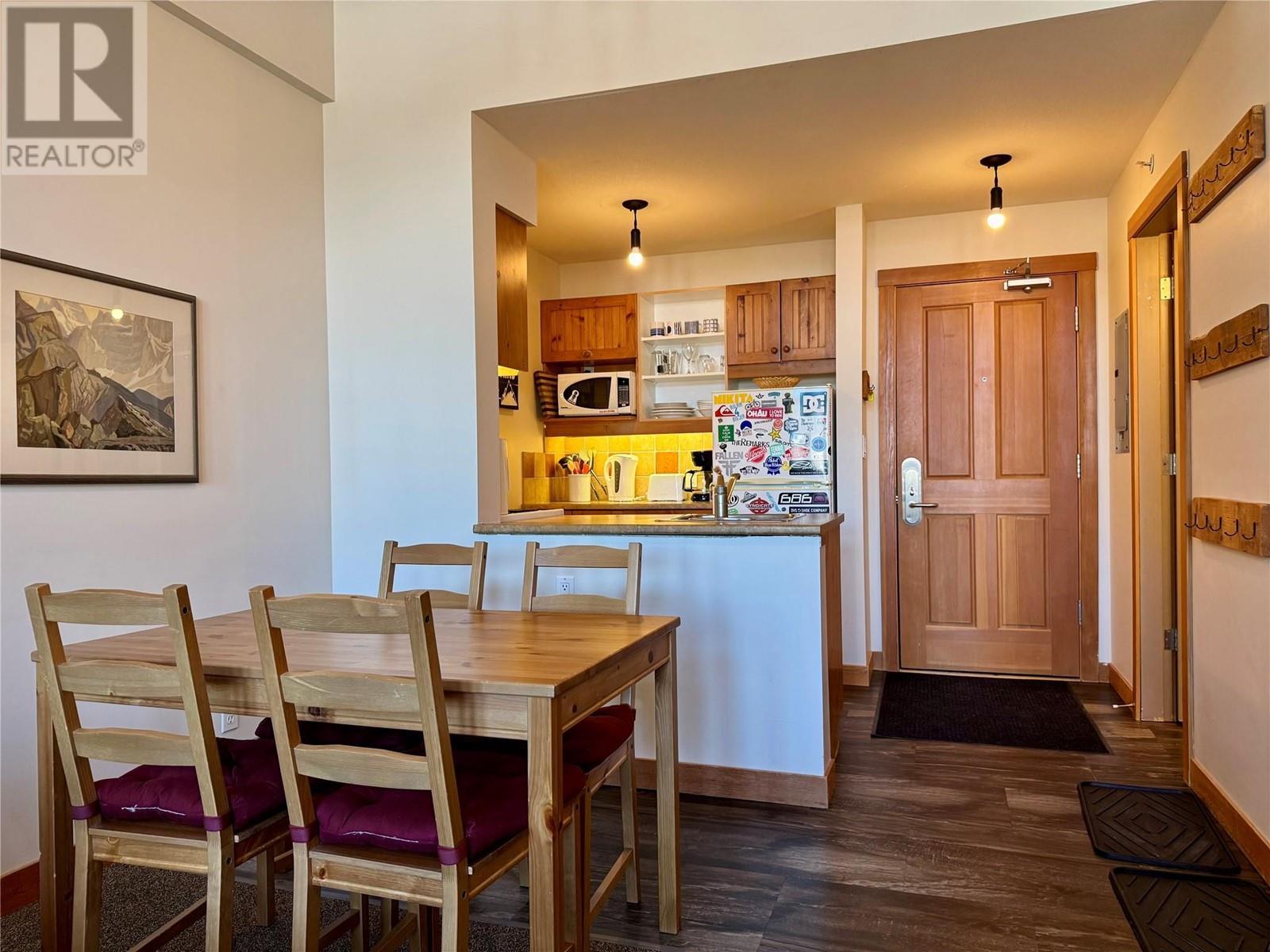 2080 Summit Drive Unit# 412, Panorama, BC - Indoor Photo Showing Dining Room