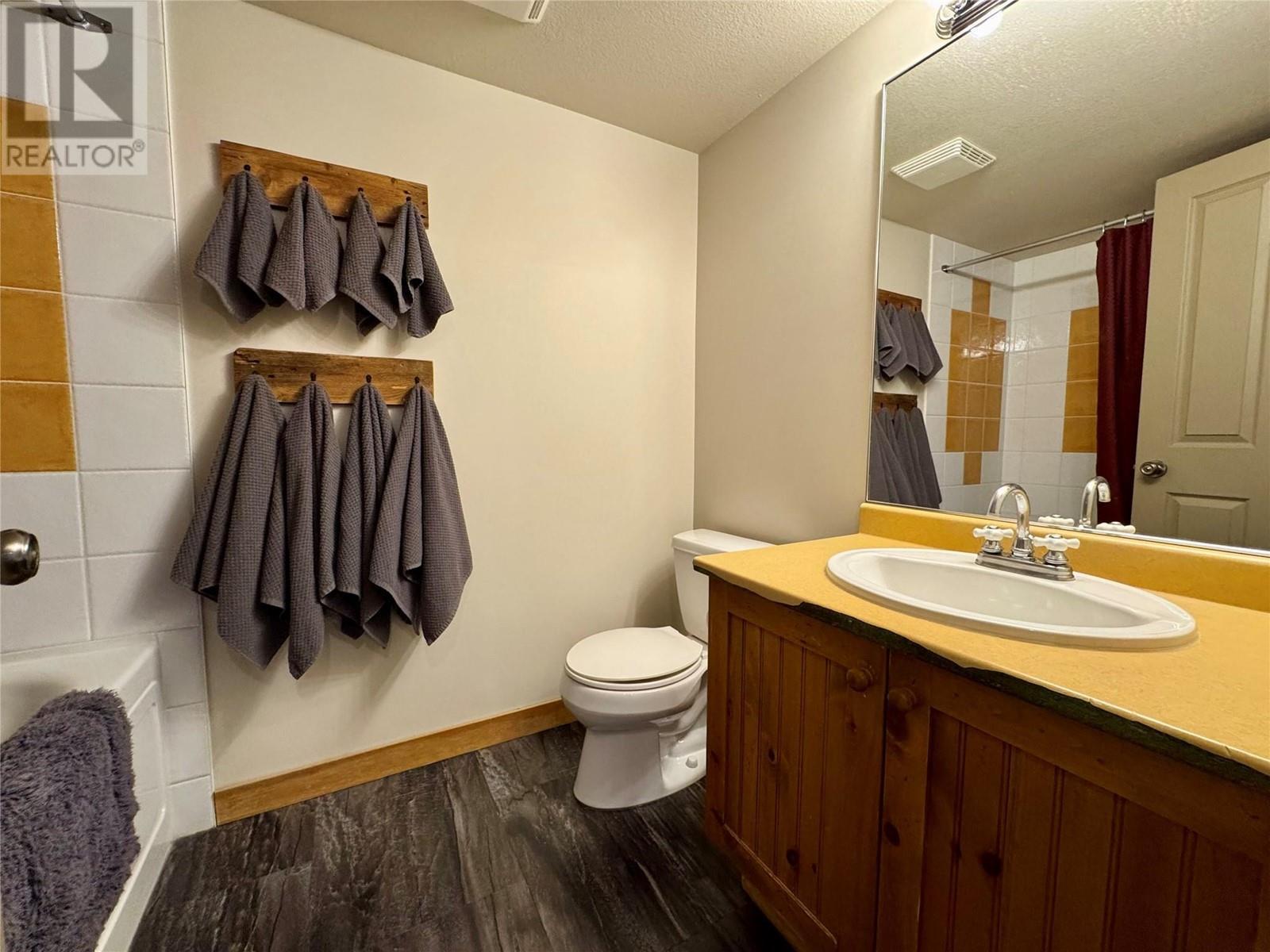 2080 Summit Drive Unit# 412, Panorama, BC - Indoor Photo Showing Bathroom