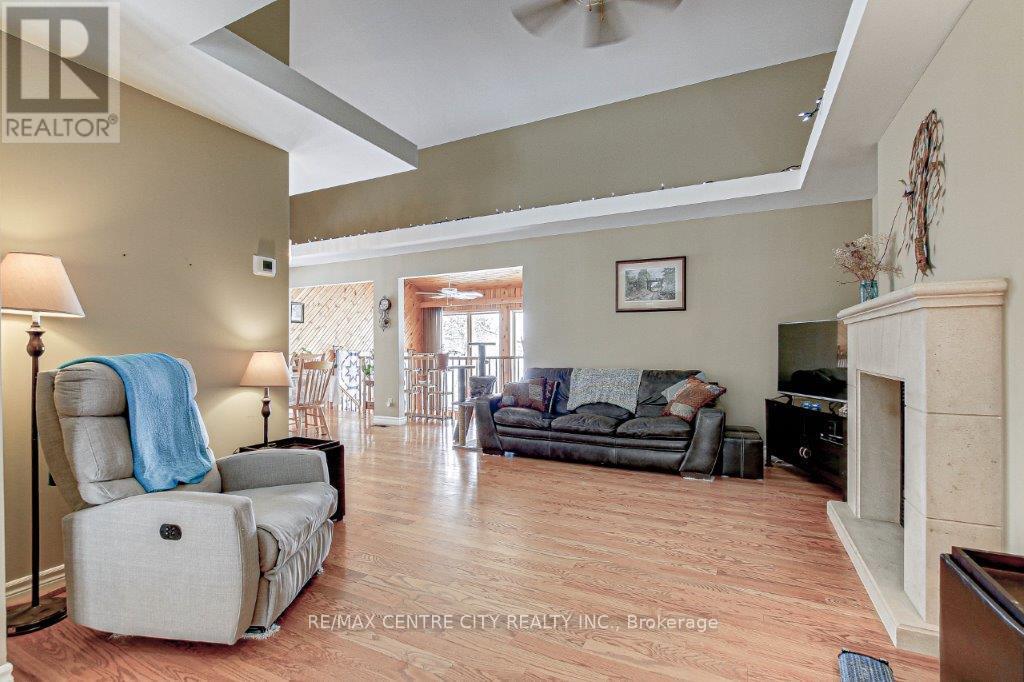 34639 Third Line, Southwold, ON - Indoor Photo Showing Living Room