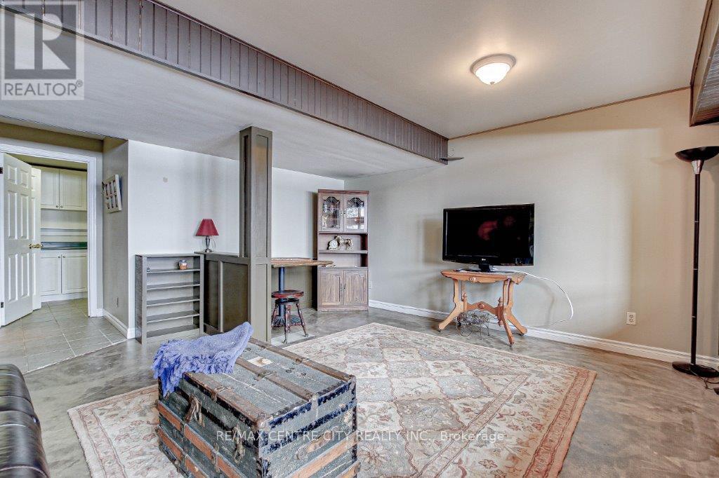 34639 Third Line, Southwold, ON - Indoor Photo Showing Living Room