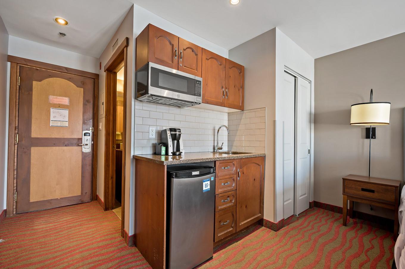 Kitchenette - 386-161 Ch. Du Curé-Deslauriers, Mont-Tremblant, QC - Indoor Photo Showing Other Room