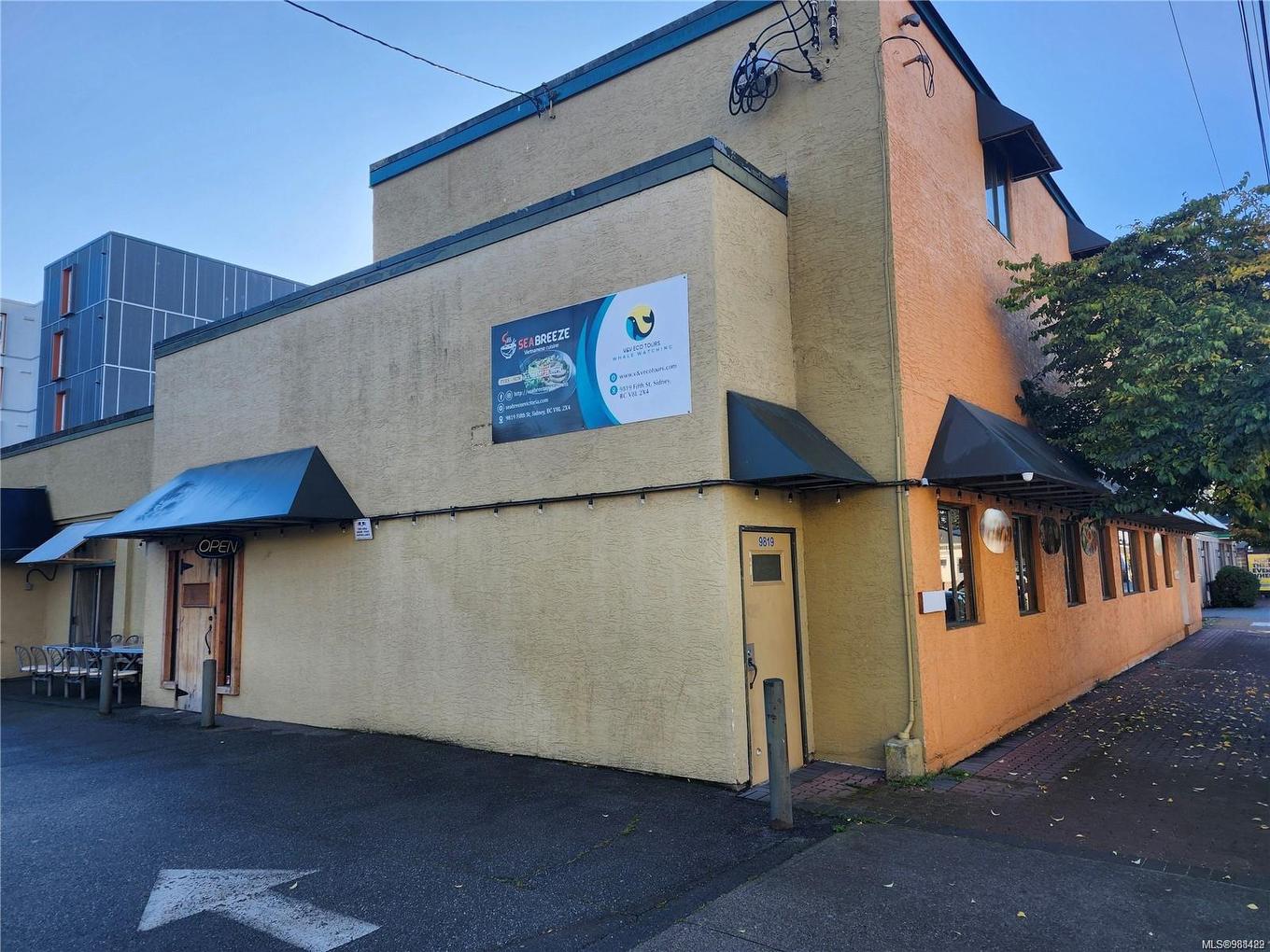 9819 Fifth St, Sidney, BC