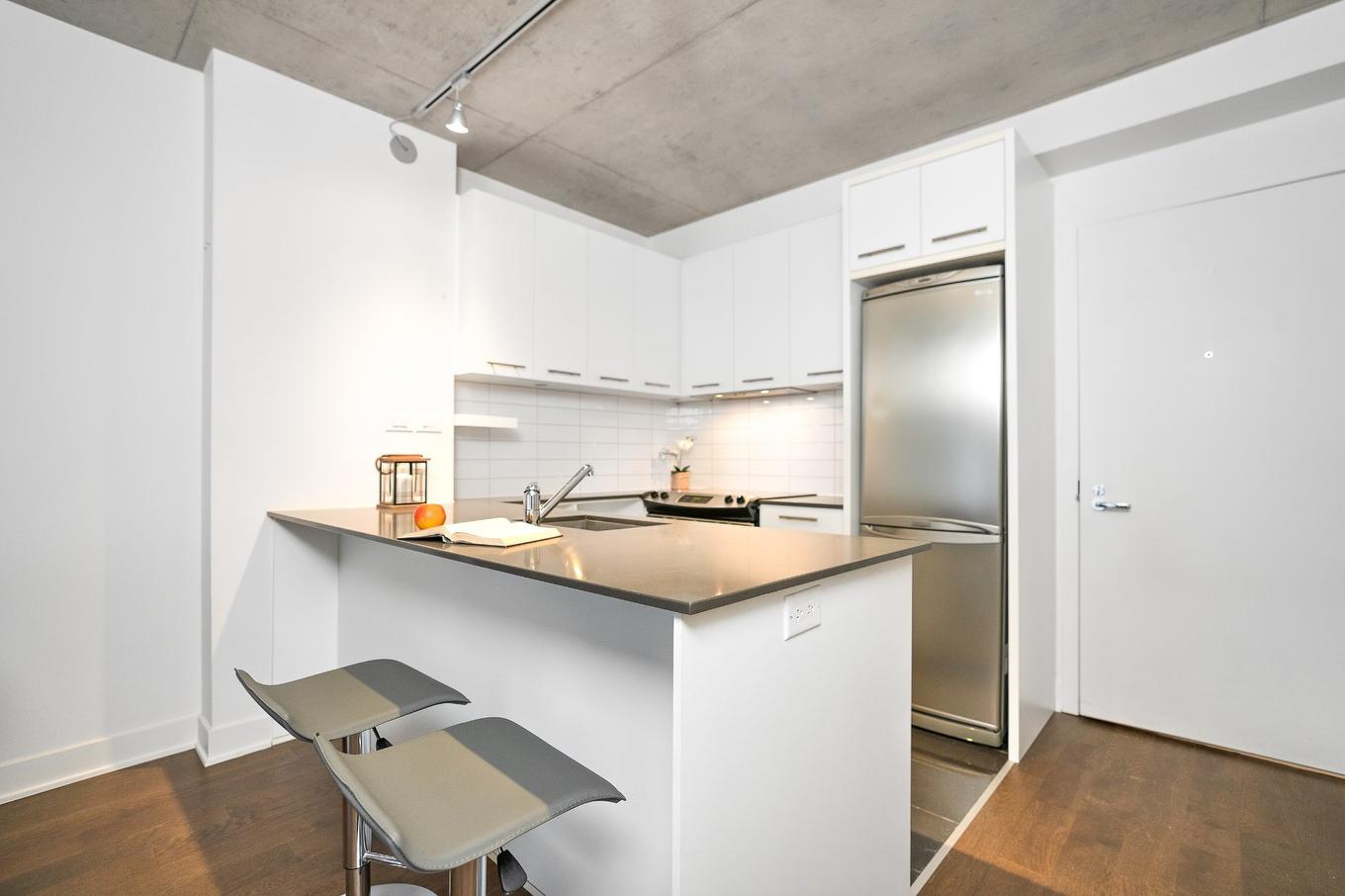 Kitchen - 950-1414 Rue Chomedey, Montréal (Ville-Marie), QC - Indoor Photo Showing Kitchen With Upgraded Kitchen